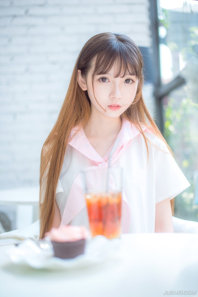 真实友谊的构成，并非因为两边有意的撮合，带些偶尔，带些不知不觉。——钱钟书
